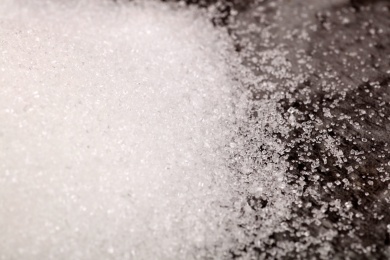 室内细小结晶状的白砂糖特写
