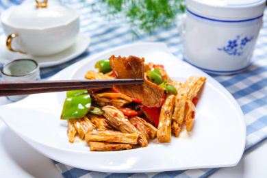 美味农家家常菜辣椒腐竹炒肉片