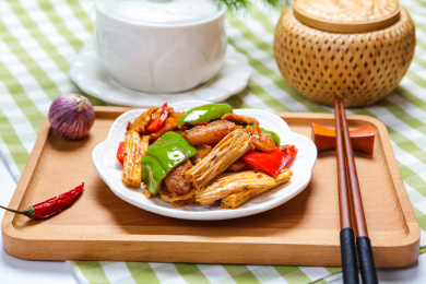 传统美味家常菜辣椒腐竹炒肉