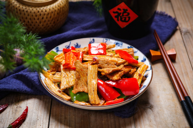 青辣椒红辣椒小炒腐竹土猪肉