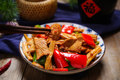 青辣椒红辣椒爆炒腐竹肉片