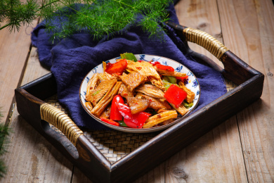 青辣椒红辣椒爆炒腐竹肉片