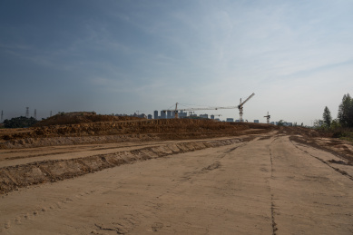 被压路机压平的泥土路面景观视图