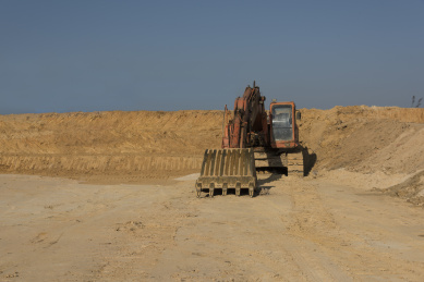 土方施工现场一辆大型挖掘机特写