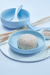 青釉瓷餐具装的燕麦米蒸饭