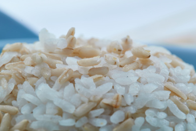 青釉瓷餐具装的大米燕麦米混合蒸饭特写