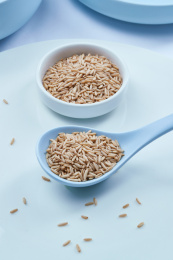 白色背景上的青釉瓷餐具装的燕麦米特写（莜麦）