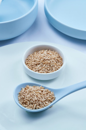 白色背景上的青釉瓷餐具装的燕麦米特写（莜麦）