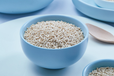 白色背景上的青釉瓷餐具装的燕麦米特写（莜麦）