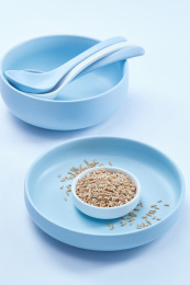 白色背景上的青釉瓷餐具装的燕麦米特写（莜麦）