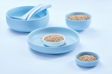 白色背景上的青釉瓷餐具装的燕麦米（莜麦）