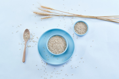 白色背景上的青蓝瓷器皿装的燕麦米（莜麦）