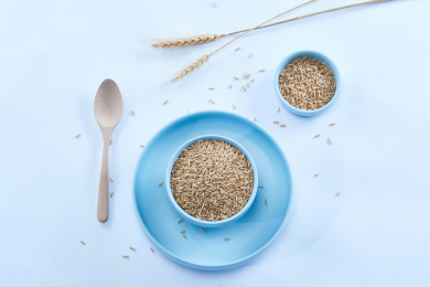 白色背景上的青蓝瓷器皿装的燕麦米（莜麦）