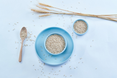 白色背景上的青蓝瓷器皿装的燕麦米（莜麦）