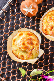 两个芝士焗扇贝放在烧烤铁网上