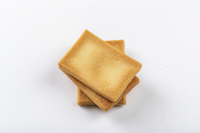 白色背景上的香酥烤馍片