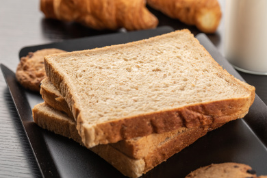 黑色背景上的全麦切片吐司面包