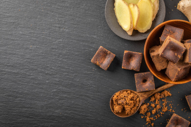 黑色背景上的手工方块红糖