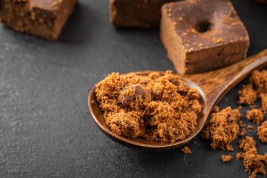 黑色背景上的手工方块红糖