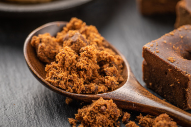 黑色背景上的手工方块红糖