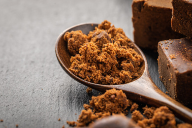 黑色背景上的手工方块红糖