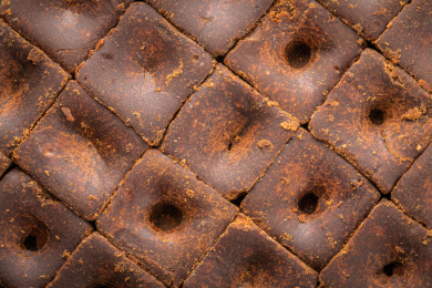 传统手工制作的老红糖方块