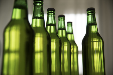 摆放的瓶装啤酒