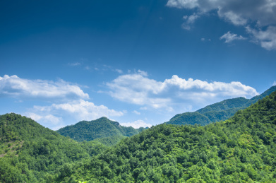 晴朗天气有云朵的山地环境