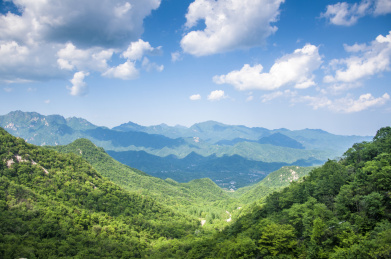 晴朗天气有云朵的山地环境