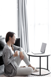 一个年轻的女人在家里使用电脑