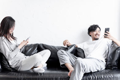 一对年轻情侣在客厅的沙发上打闹