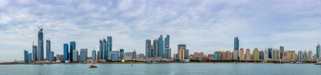 中国山东省青岛市浮山湾海滨建筑群全景风光