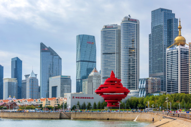 中国山东省青岛市浮山湾海滨建筑群风光