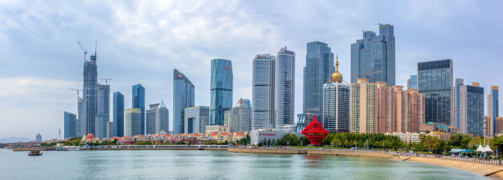 中国山东省青岛市浮山湾海滨建筑群全景风光