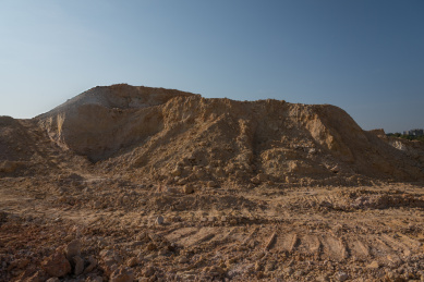 建筑工地高耸的渣土堆特写