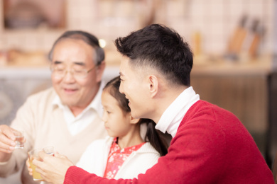 过年一家人在吃团圆饭