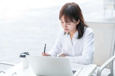 女白领在室外咖啡馆学习