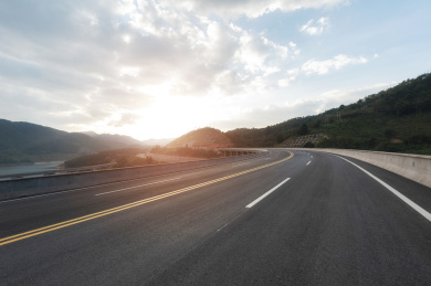 郊外一条刚建设好的公路在夕阳下