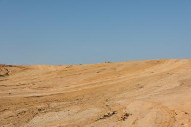 干燥的黄色沙土坡路面与天空景观