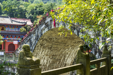 四川绵阳山中掩映的单孔拱桥太平桥及卧佛寺