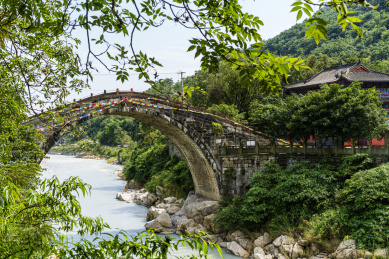 四川绵阳山中掩映的单孔拱桥太平桥及卧佛寺