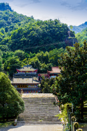 四川绵阳山中掩映的单孔拱桥太平桥及卧佛寺