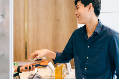 商业男士使用手机支付