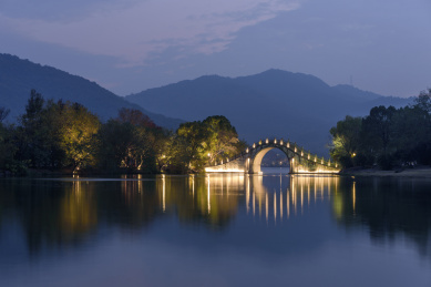 中国浙江省杭州市萧山湘湖卧虹桥夜景风光
