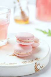 放在餐桌上的法国甜点马卡龙