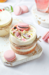 放在餐桌上的法国甜点马卡龙