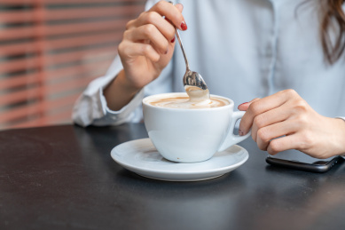 中国女白领在室外喝咖啡