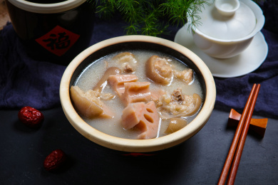 美味滋补家常菜莲藕炖猪手