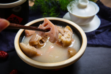 美味滋补家常菜莲藕炖猪手