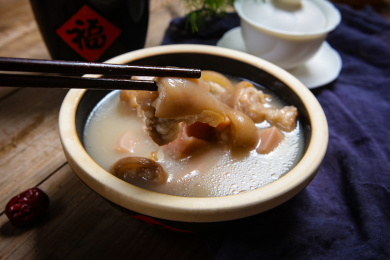 美味滋补家常菜莲藕炖猪手